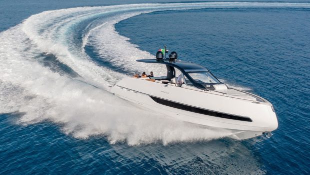 invictus-TT420-yacht-tour-video