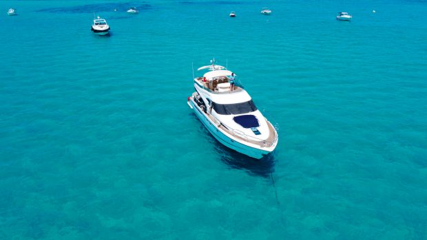 seakeeper-sk6-installation-fairline-squadron-58-MBY270.seakeeper.at_anchor